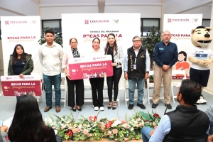 Reciben estudiantes del ITESHU Becas para la Transformaci&oacute;n