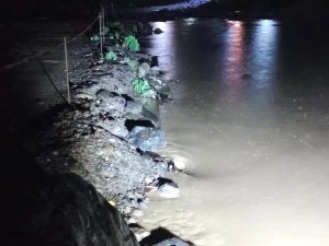Se mantiene paso provisional sobre el r&iacute;o Claro en Tepehuac&aacute;n de Guerrero