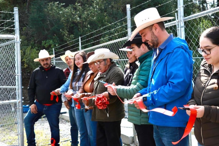 Entregan olla de captación de agua en beneficio del sector pecuario