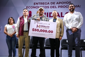 Entregan apoyos econ&oacute;micos a  negocios  afectados por Priscila
