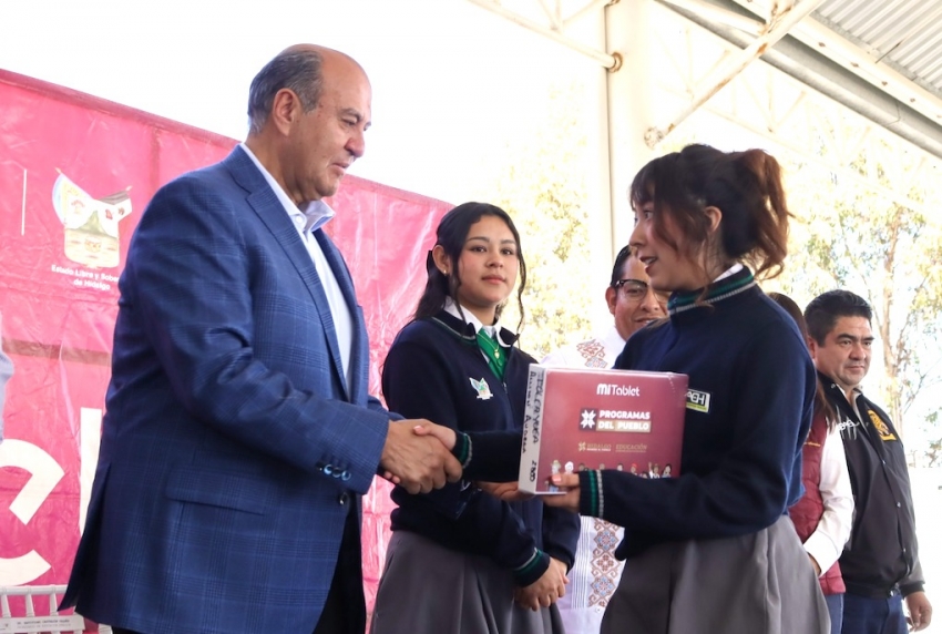 Entregan 2 mil 925 tabletas a estudiantes del Cobaeh