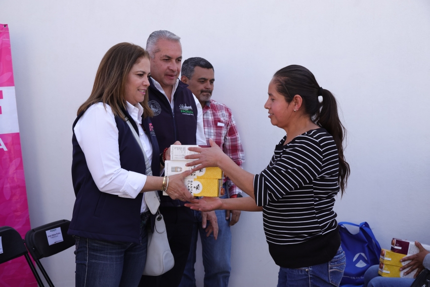 Entregan Sergio Baños y Bárbara Montaño 10 mil litros de leche en Pachuca