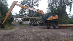 Llega segunda excavadora de brazo largo para desazolve del r&iacute;o Tula