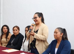 Mujeres pintan mural como expresi&oacute;n contra la violencia