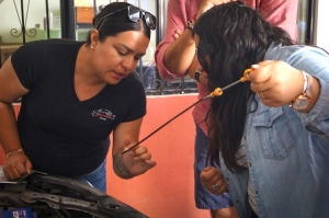 M&aacute;s de 200 mujeres participan en talleres de mec&aacute;nica b&aacute;sica en Pachuca