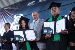 Natividad Castrej&oacute;n encabeza entrega de 214 t&iacute;tulos profesionales en la UTMZ