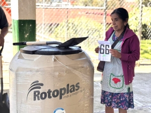 Despacho del Gobernador dota de herramientas y tinacos a familias de la Otom&iacute;-Tepehua