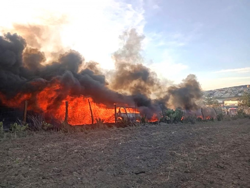Persecución en Apan deja un muerto y camioneta incendiada