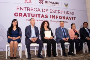 Julio Menchaca y Canek V&aacute;zquez entregan escrituras del infonavit