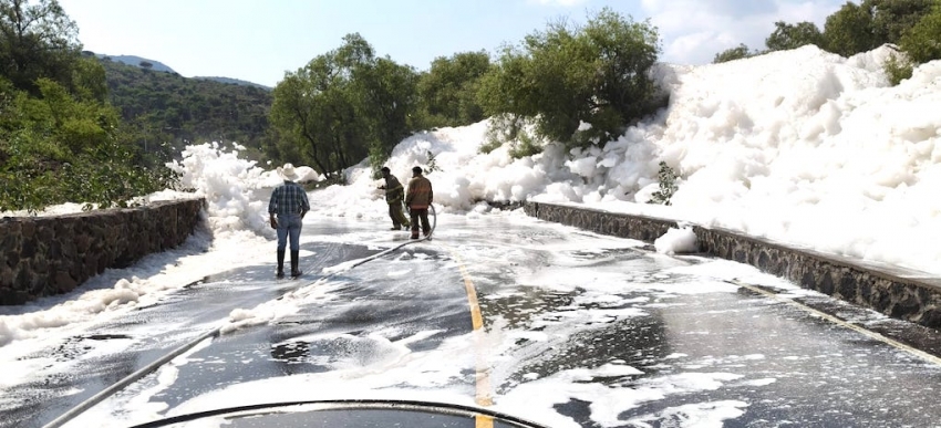 Obstrucción de camino por desfogue controlado en presa Rojo Gómez