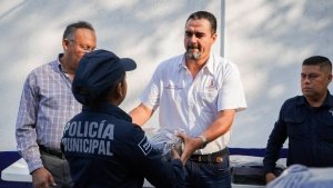 Entregan equipo t&aacute;ctico a polic&iacute;as de Huejutla