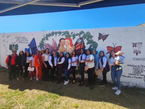 Mujeres realizan mural dedicado a la sororidad