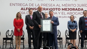 Entrega Menchaca Salazar presea al M&eacute;rito Jur&iacute;dico 2024